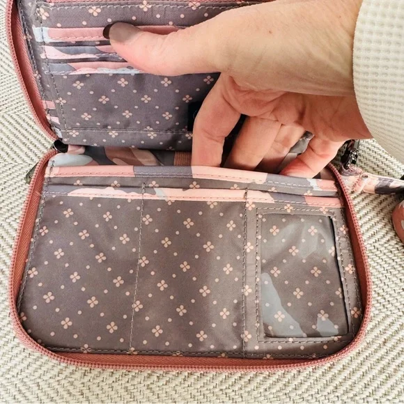 Lug Pink and Gray Camouflage Quilted Clutch - Picture 4 of 16